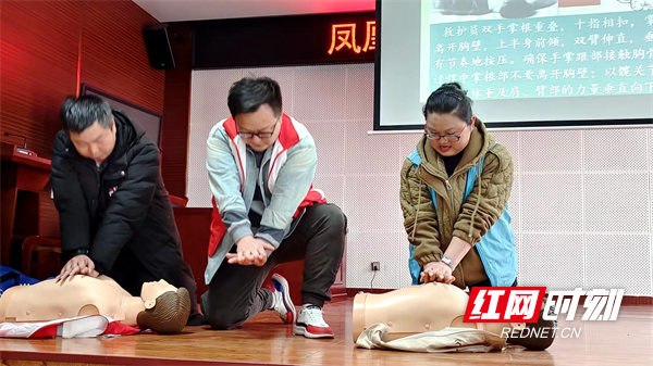 吴冠老师在手把手教学员们如何进行胸外按压。.jpg