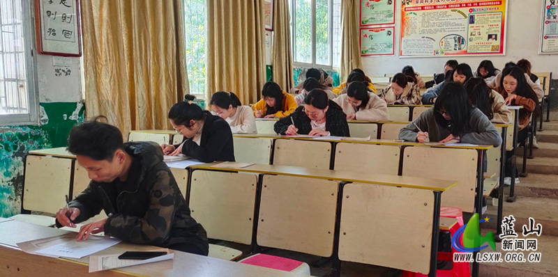 毛俊学校：笔墨润书香 教师展风采.jpg