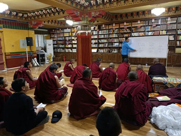 图为僧人们跟着驻寺干部认真学习国家通用语言文字。.jpg