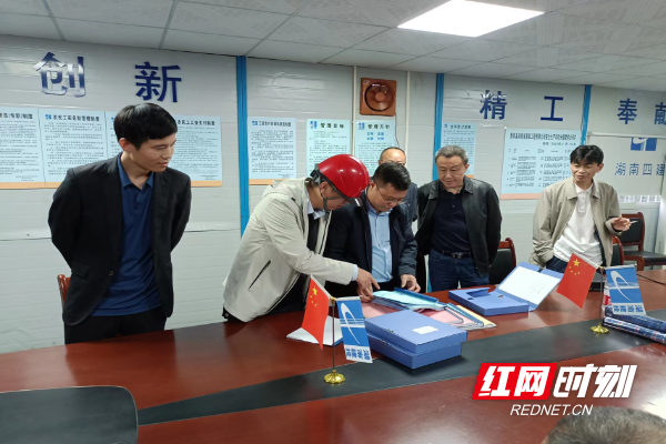 4月28日，刘文杰局长陪同周开建副县长开展在建工程安全生产检查.jpg