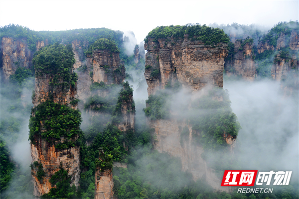 张家界顶”悬浮山“  邓道理.jpg