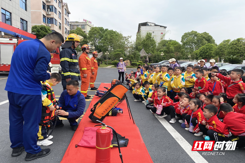 机关幼儿园走进消防队_副本.jpg