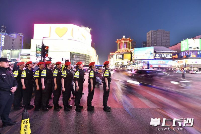 在五一商圈的解放路黄兴路口，特警们组成“人墙”，守护市民游客通行。 除署名外均为长沙晚报全媒体记者 黄启晴 摄