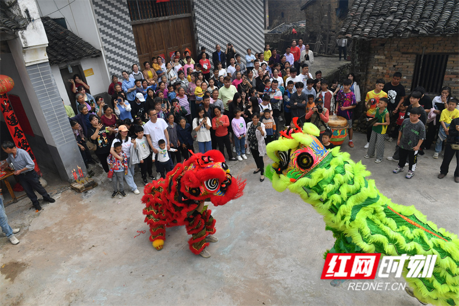 5、1、5月2日（农历三月十三）,湖南省永州市江永县源口瑶族乡中国传统村落古调瑶寨热闹非凡，古调瑶、清溪瑶、扶灵瑶、勾蓝瑶等“四大民瑶”的瑶胞欢聚一堂耍龙舞狮、载歌载舞，共庆古调瑶的传统节日农历三月十三“会期节”。.jpg