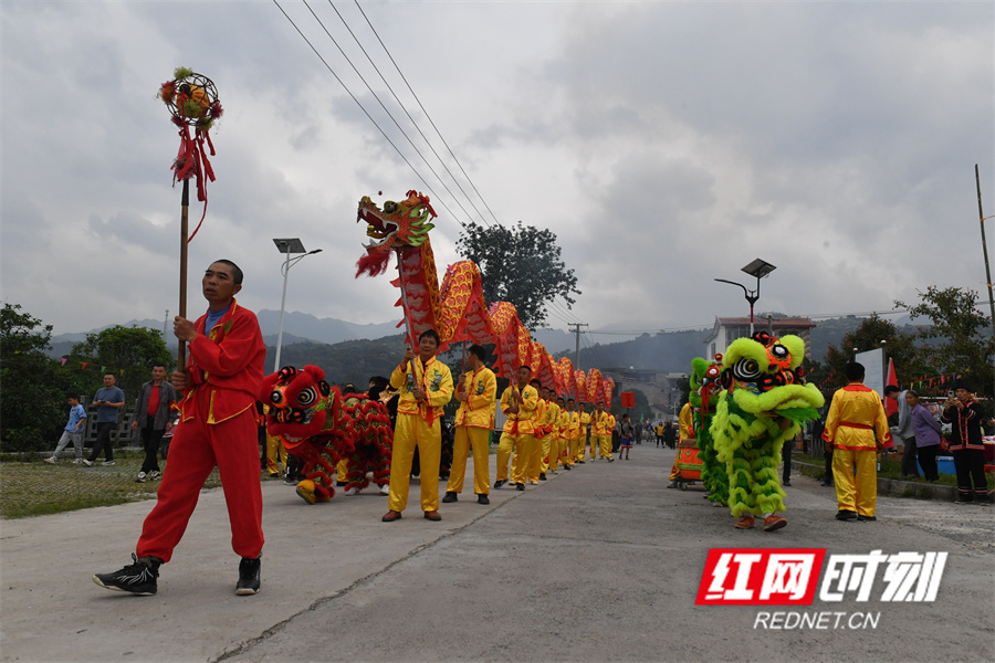 2、1、5月2日（农历三月十三）,湖南省永州市江永县源口瑶族乡中国传统村落古调瑶寨热闹非凡，古调瑶、清溪瑶、扶灵瑶、勾蓝瑶等“四大民瑶”的瑶胞欢聚一堂耍龙舞狮、载歌载舞，共庆古调瑶的传统节日农历三月十三“会期节”。.jpg