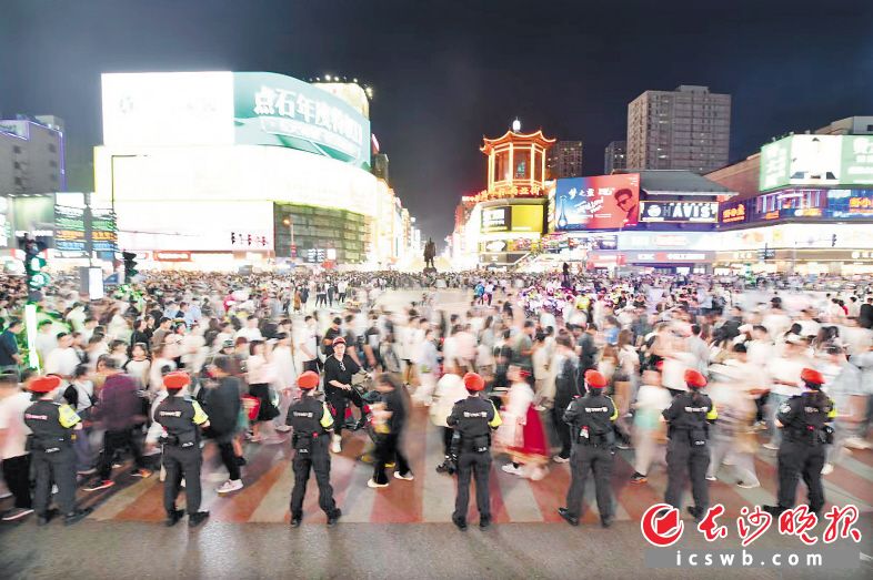 　　连日来，在长沙五一商圈，民警和武警官兵们用身体筑成一道道“人墙”，既守护着安全，也温暖了游客的心。长沙晚报全媒体记者 黄启晴 摄