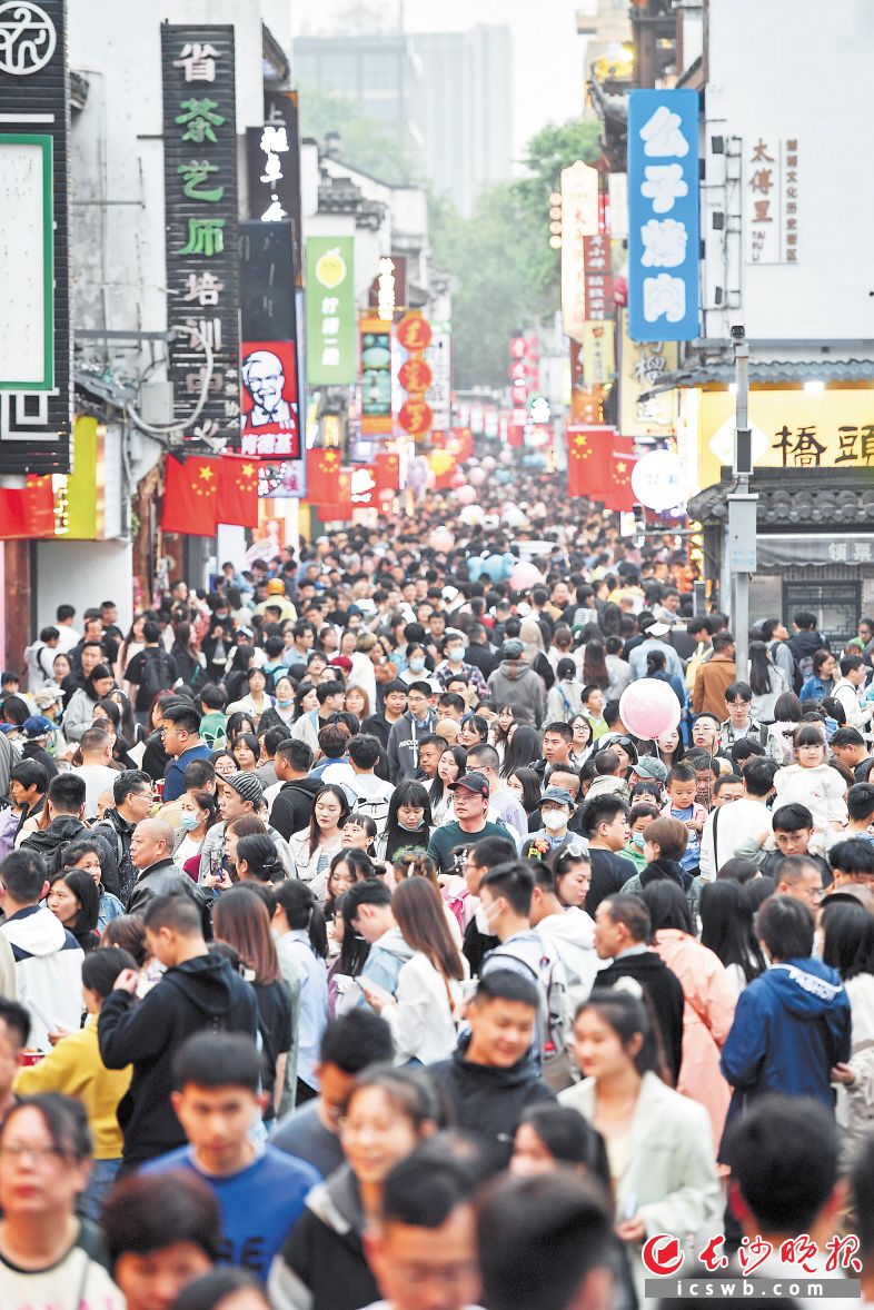 太平老街人潮涌动，来自全国各地的游客享受美好假日时光。长沙晚报全媒体记者 黄启晴 摄