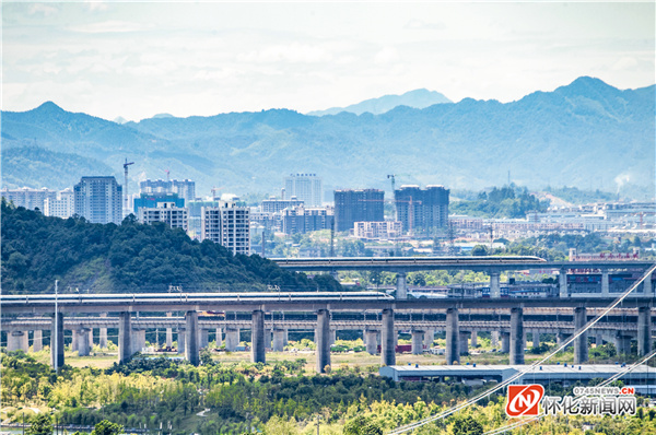 两列时速350km的高速铁路与国际陆港的货运班列在这里交汇。（潘雨 摄）