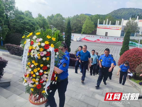 鲜花缅怀先烈 廉洁滋养青春——邵阳市城管局开展“五四”青年党员党性教育主题活动_邵商网