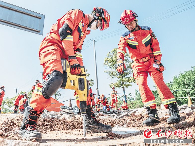 “五一”假期，长沙市消防救援支队举行地震救援实战拉动演练。长沙晚报通讯员 黎翔 全媒体记者 郭雨滴 摄影报道