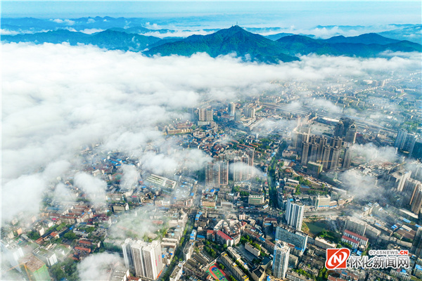 怀化的早晨云雾缭绕，空气质量优。（潘雨 摄）