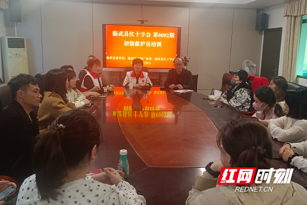 特邀专家正在进行应急知识系统讲解.jpg 特邀专家正在进行应急知识系统讲解.jpg
