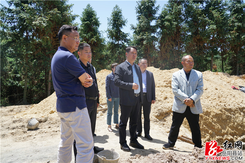 在农户家中了解畜禽养殖、沼气使用等情况_副本.jpg