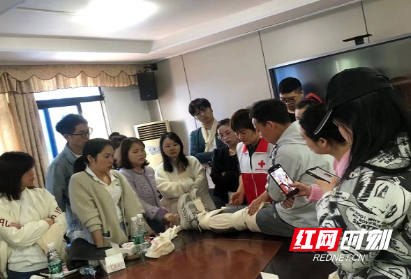 参培人员正在学习腿部骨折应急处理方法.jpg 参培人员正在学习腿部骨折应急处理方法.jpg