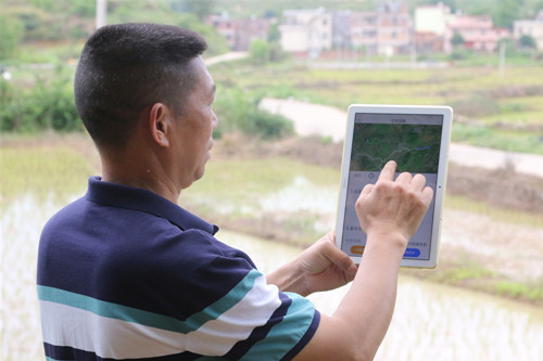宁远：田长巡田忙_副本500.jpg