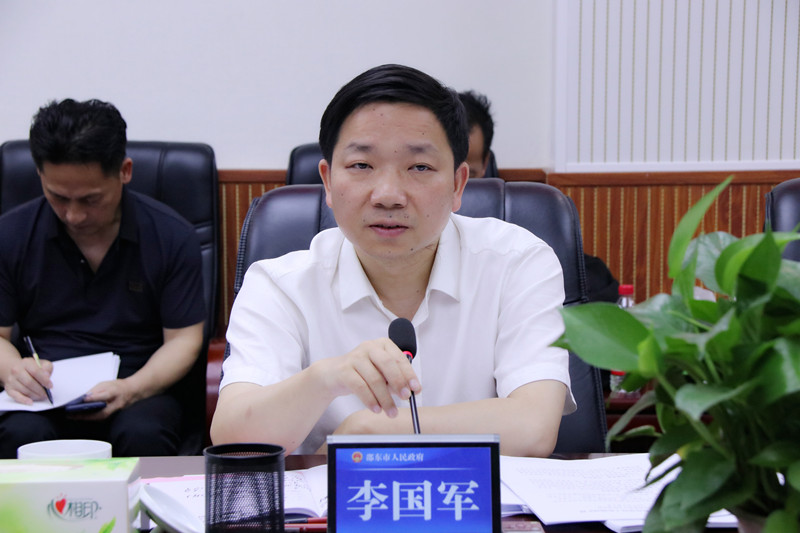 李国军调度打好发展“六仗”工作(图1)