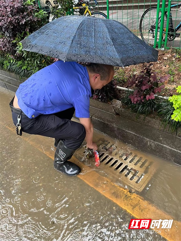 图四燕泉街道组织燕泉城管执法中队对燕泉路排污网口进行疏通和垃圾清理。.jpg