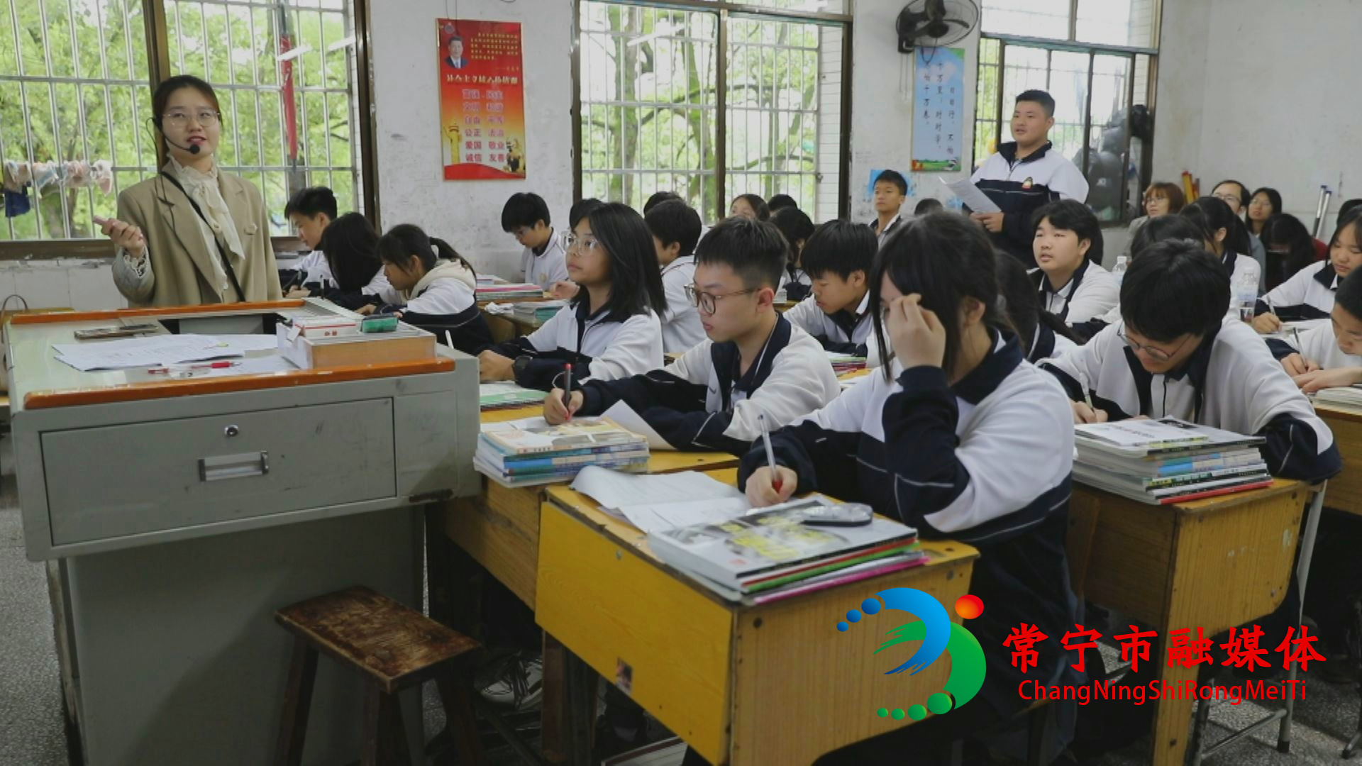 常宁初中教学开放日：聚焦“双减”智慧赋能 打造高效课堂 (2).jpg