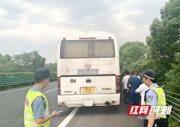 故事2：路管员联合高速交警组织乘客有序上车_副本.png