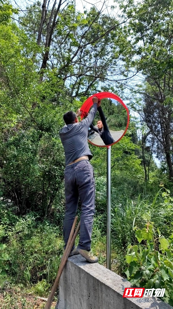工程人员在急弯路段安装道路凸透镜。.jpg