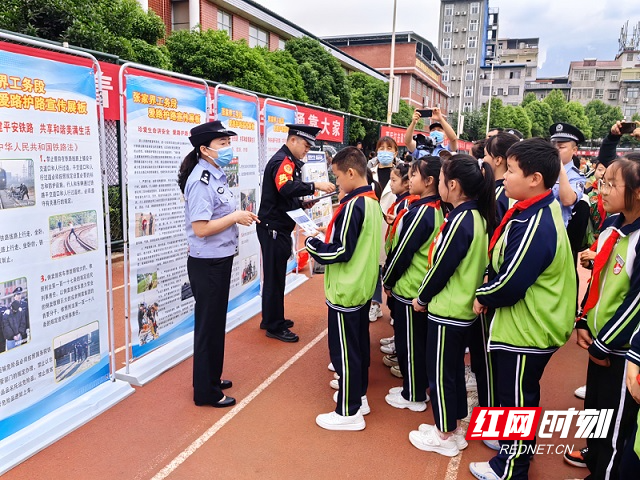 铁路民警做安全知识讲解3.jpg