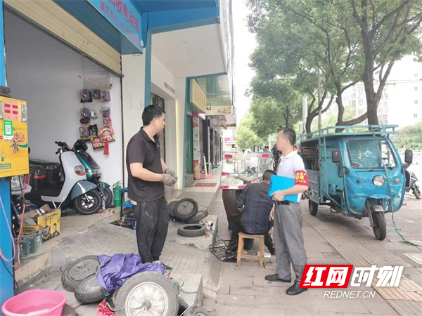 图一街道工作人员提醒辖区销售、维修电动车门店规范车辆停放。.jpg