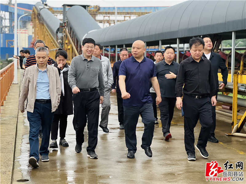 调研组在鹿角港1_副本.jpg