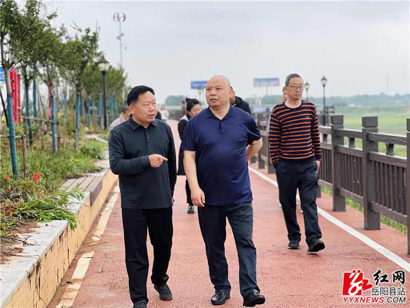 调研组在新墙河堤2_副本.jpg