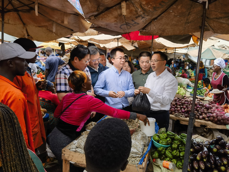 ▲代表团访问乌干达纳卡塞罗市场。