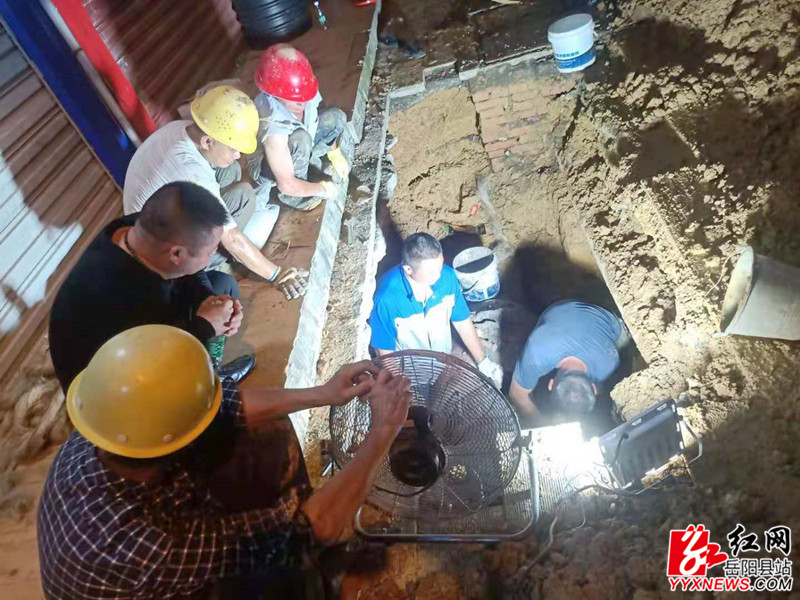 照片三：天鹅北路DN400mm水泥管抢修现场_副本.jpg