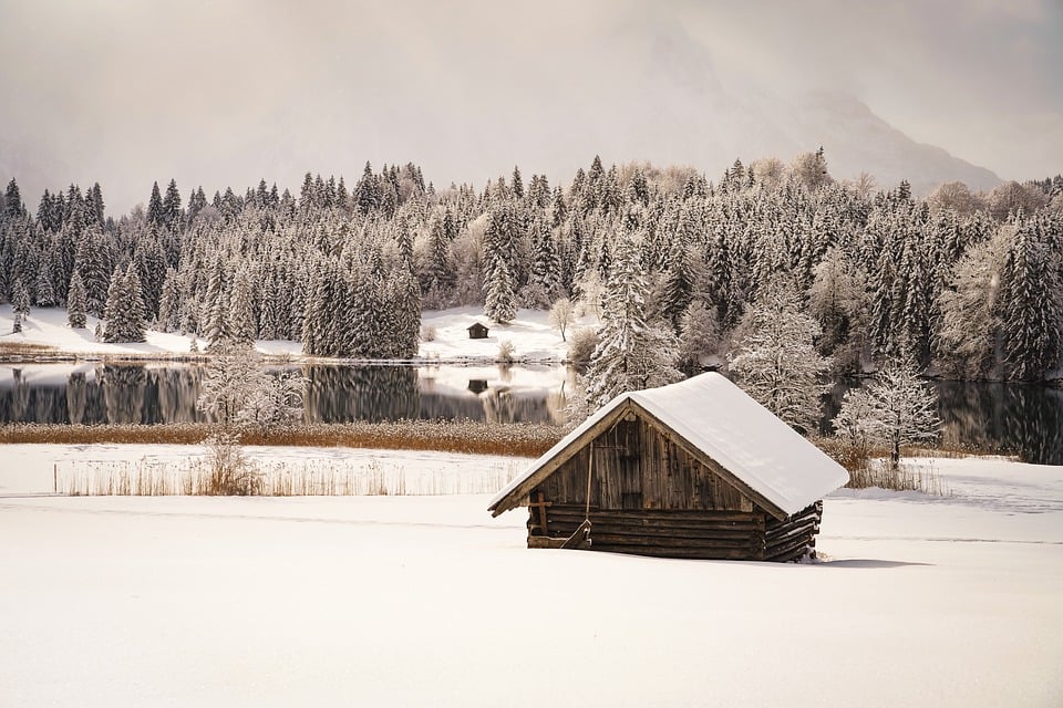 wooden-hut-7884975_960_720.jpg