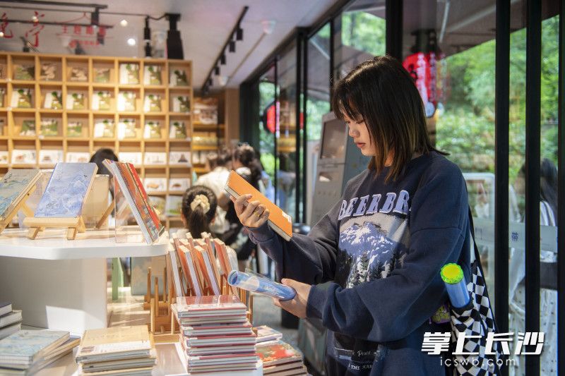 袁苗在岳麓山下一家文创产品店考察。