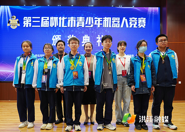 左起一为杨楠淋，二为蒲奕三为舒子轩，四为龙国强.jpg