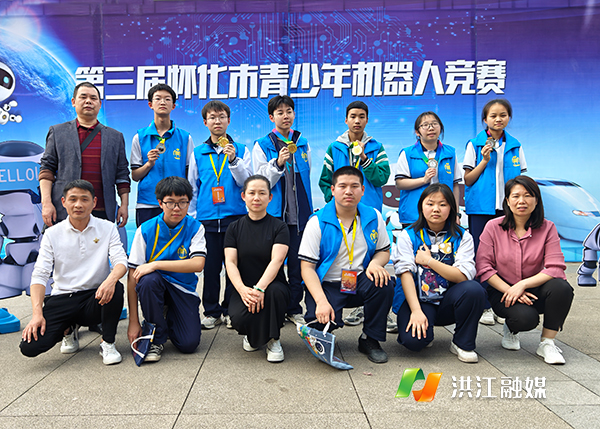 带队领导、指导老师和获奖学生合影.jpg