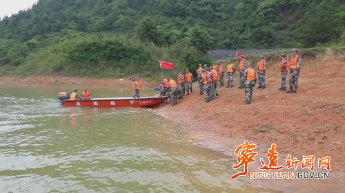 宁远县人武部组织开展基干民兵抗洪抢险训练暨水上救援演练3_副本500.jpg