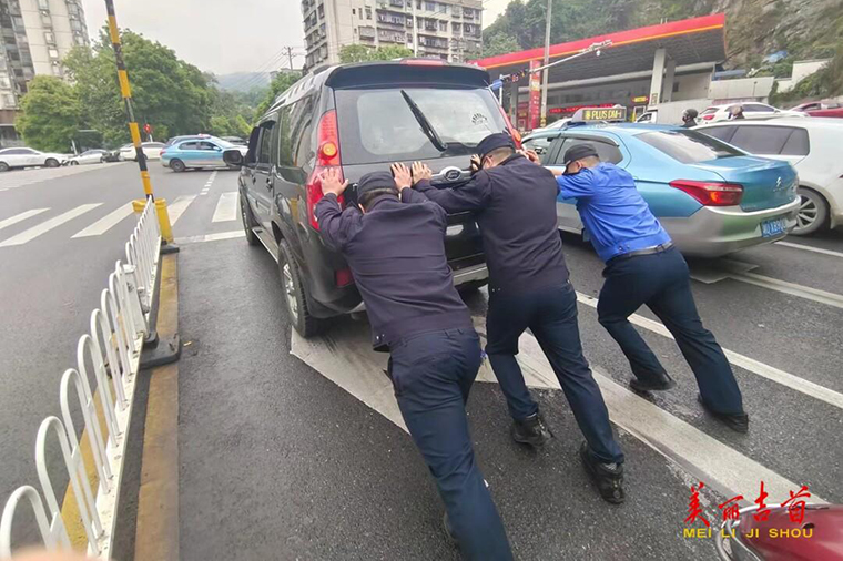 城管精准服务不止步 优化营商环境不懈怠5.jpg