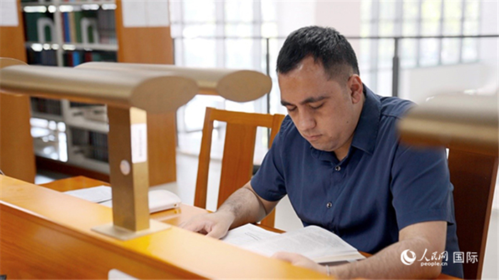 若贺曼在自习室学习。人民网 张文捷摄
