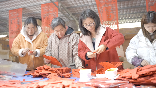 4、返乡创业的易少玲，还带动了当地20多户村民就业，很多留守妇女、老人在工厂上班，既能顾家又能赚钱。.png