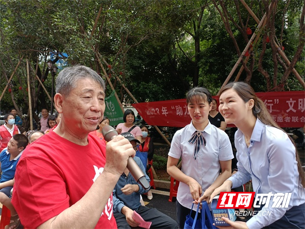 图六禁毒、垃圾分类、党建等知识抢答赛现场气氛热烈，大家积极踊跃举手答题。.jpg