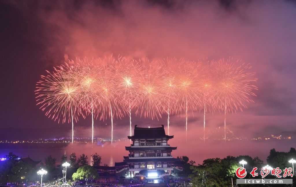 橘子洲音乐焰火晚会，如梦似幻。罗杰科 摄