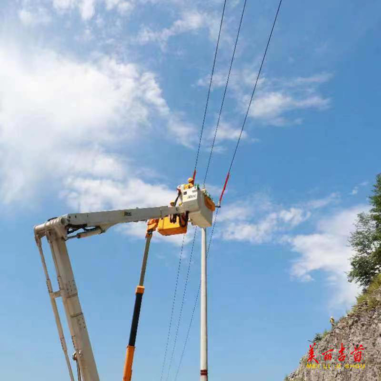 国网乾州供电支公司：首次开展带负荷直线杆改耐张杆作业 提高供电可靠性2.jpg