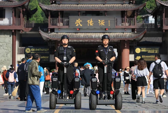 民警踩着“警用平衡车”在标志门广场执勤.jpg