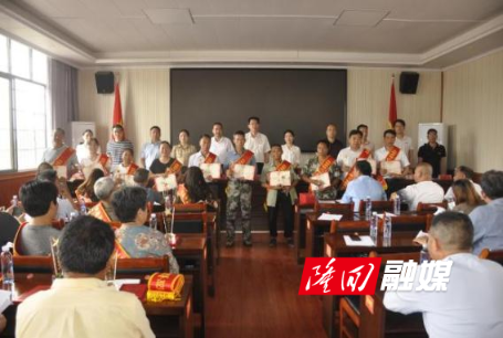 颁奖2.png