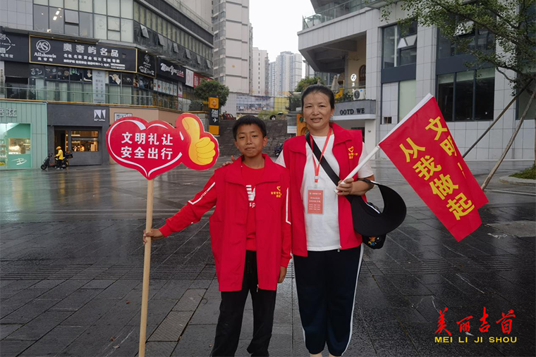 大手拉小手 文明齐步走 ——吉首市开展“亲子岗文明交通”劝导志愿服务活动1.png