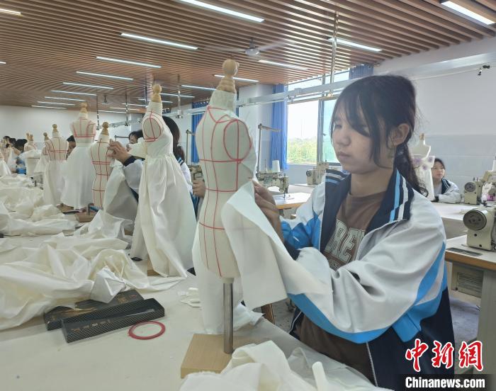 永州市工商职业中等专业学校学生正在上服装设计课。　唐小晴 摄
