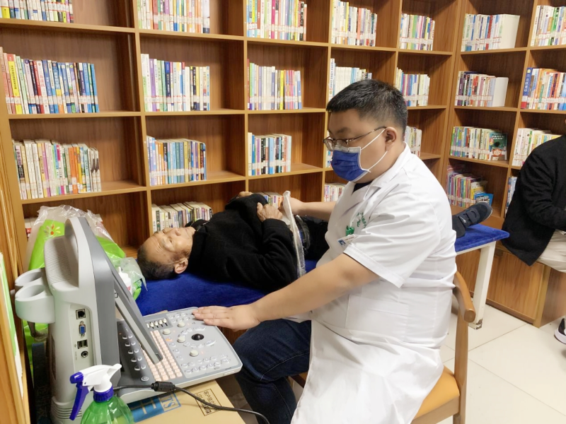医务人员上门为村里老人免费体检。通讯员供图