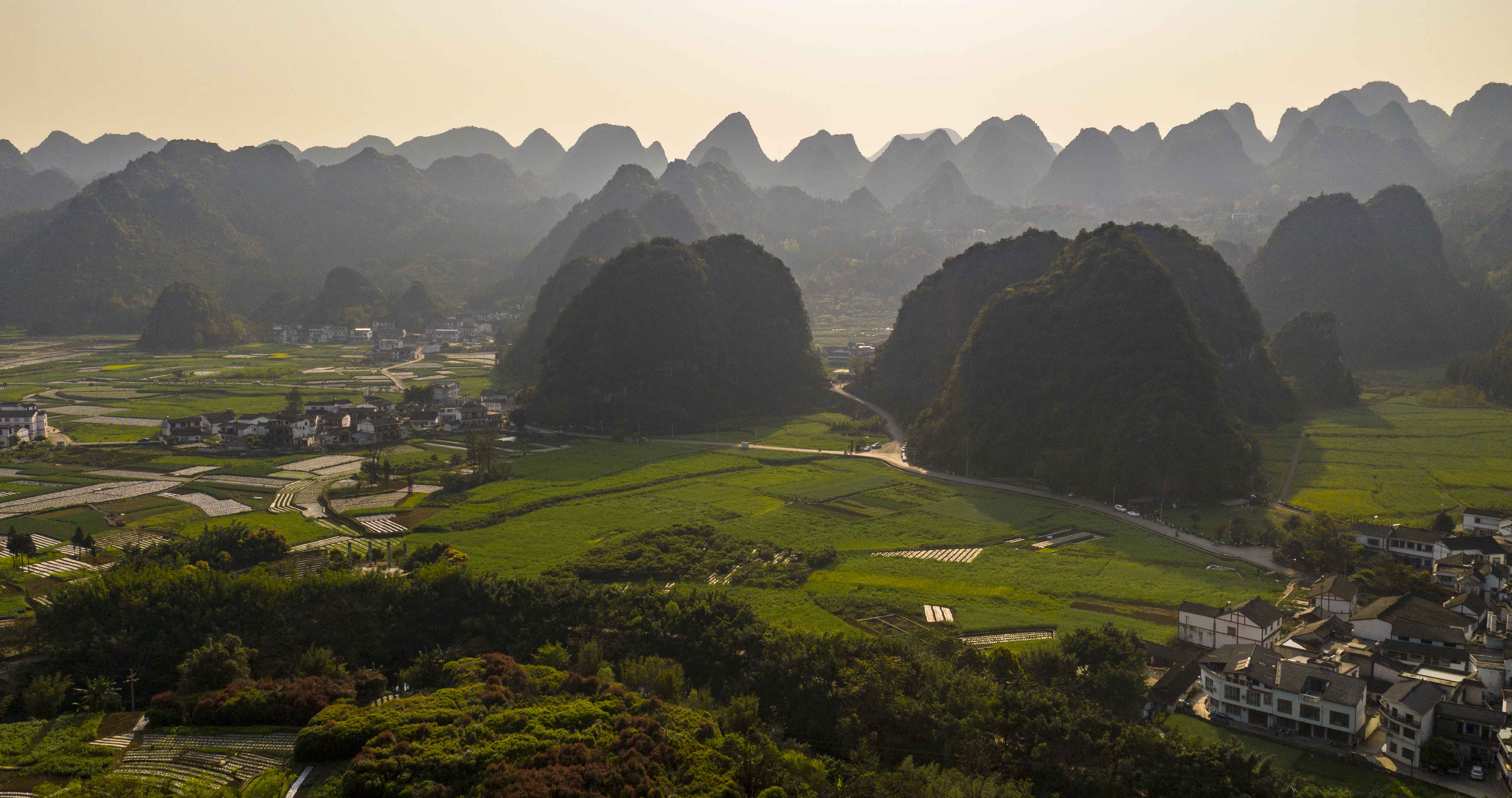 兴义万峰林春景。聂康 摄（贵州省图片库发）.jpg
