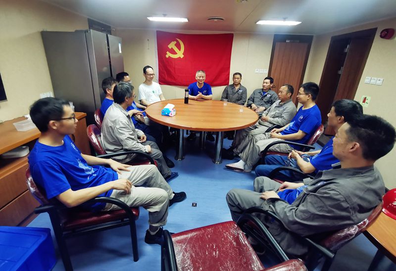 万步炎在海上给团队上党课。_副本.jpg