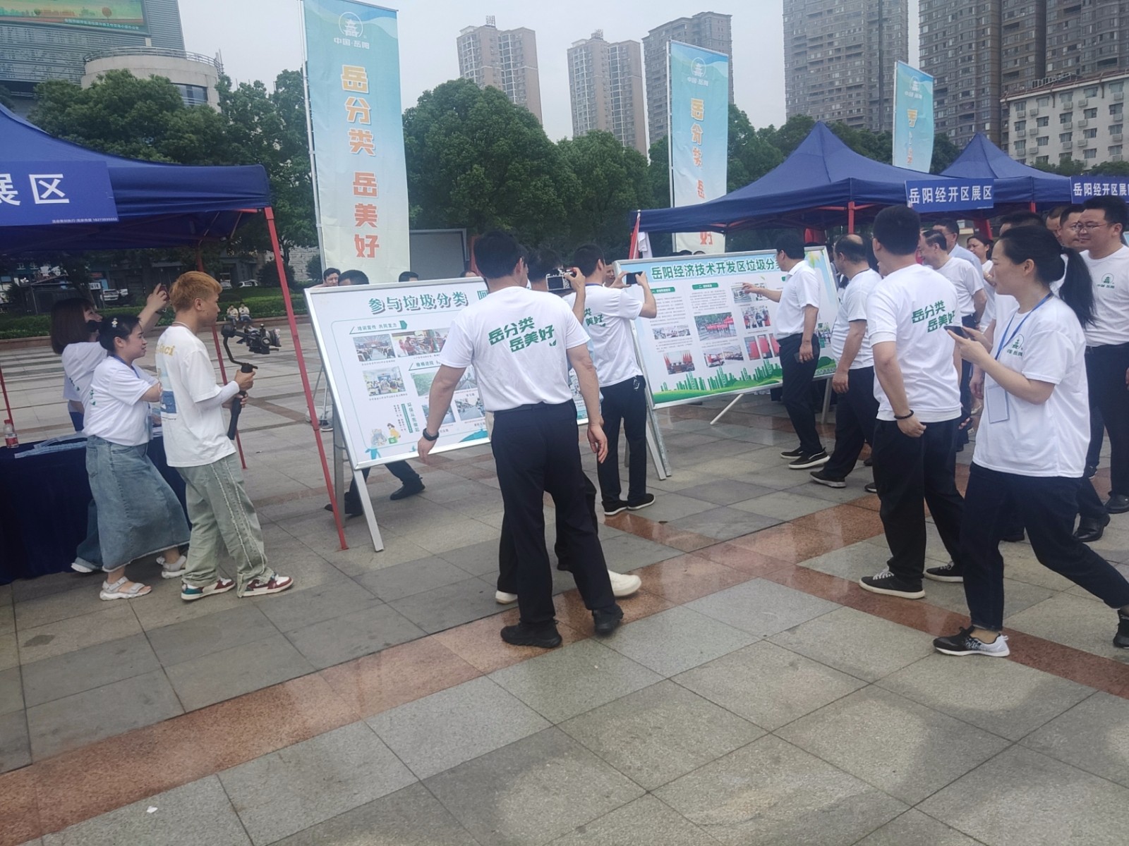 6月新站社区在南湖广场开展“垃圾分类 你我共践行”宣传活动 (1).jpg