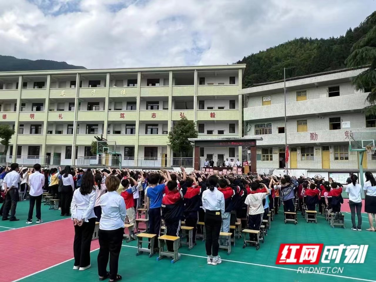在怀化市溆浦县龙潭镇大华学校，全体师生举行升旗仪式，随后进行捐赠仪式。